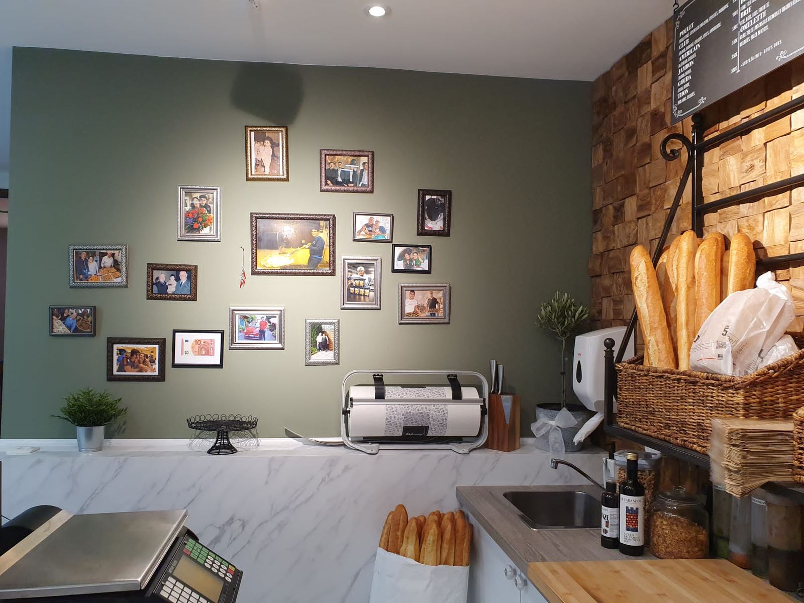 Le mur de photos de famille chez Da Giuse